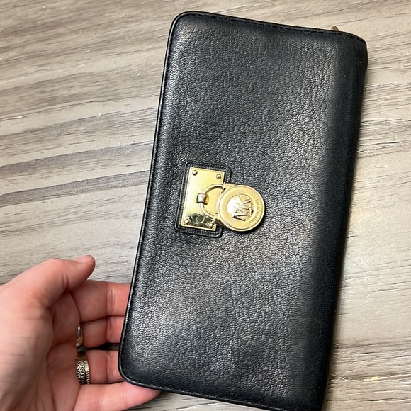 MICHAEL KORS HAMILTON BLACK LEATHER WALLET - Picture 12 of 12